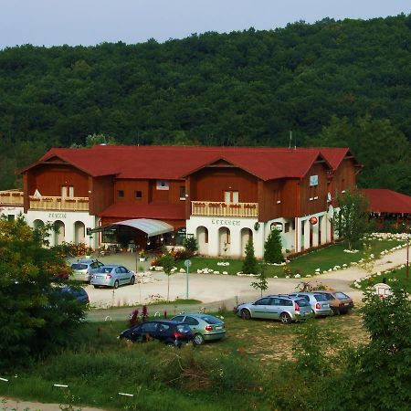 مبيت وإفطار Csolnok Pollushof Panzio Es Etterem المظهر الخارجي الصورة