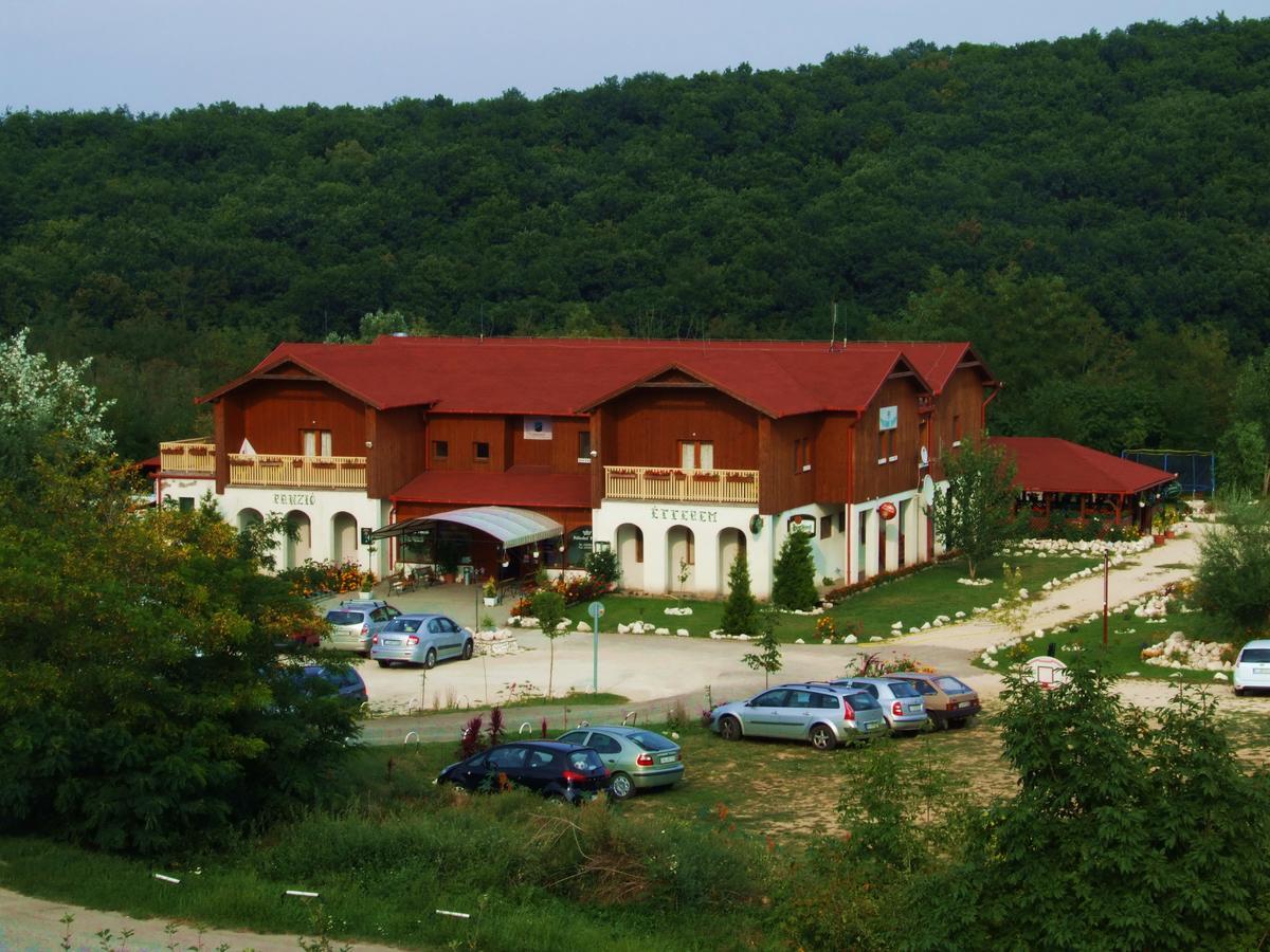 مبيت وإفطار Csolnok Pollushof Panzio Es Etterem المظهر الخارجي الصورة